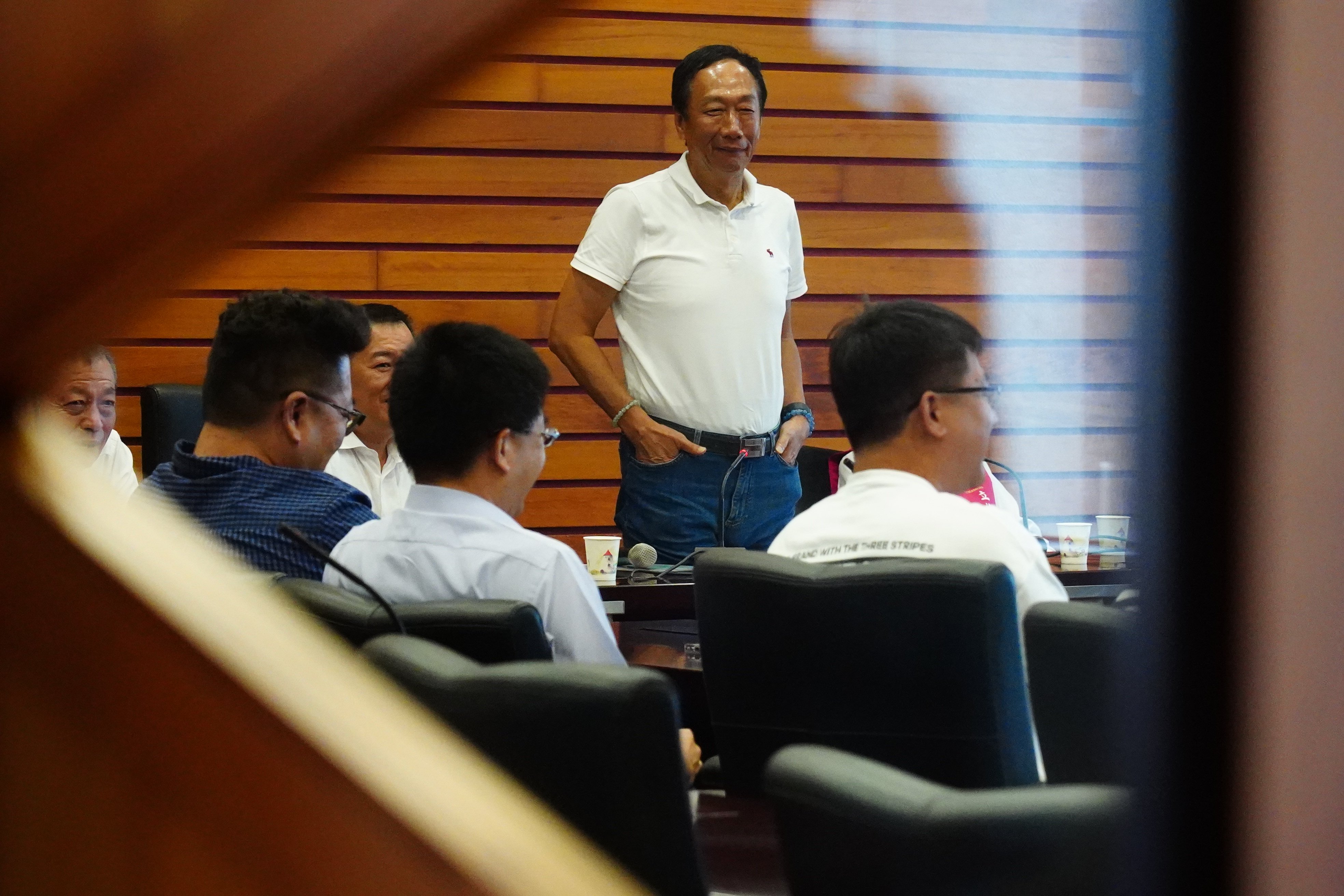 鴻海集團創辦人郭台銘前往宜蘭縣議會與在地民代與農會系統人馬座談。林泊志攝