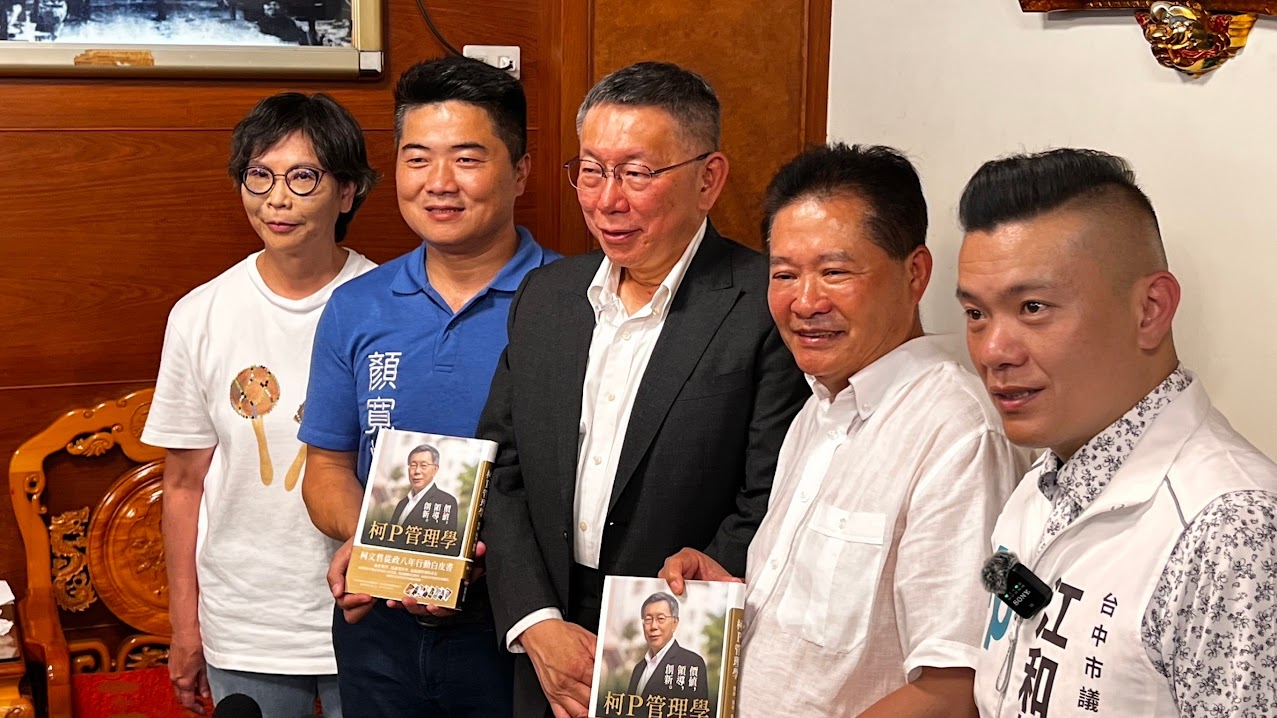 柯文哲(左3)與蔡壁如(左1)6月28日南下台中,柯贈書給國民黨立委參選人顏寬恒(左2)、鎮瀾宮副董事長鄭銘坤(右2)。顏寬恒辦公室提供