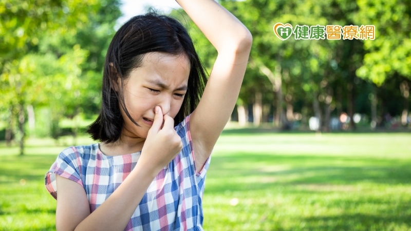 國小童被譏「臭臭」怒打架 孩子幾歲可做腋下手術?