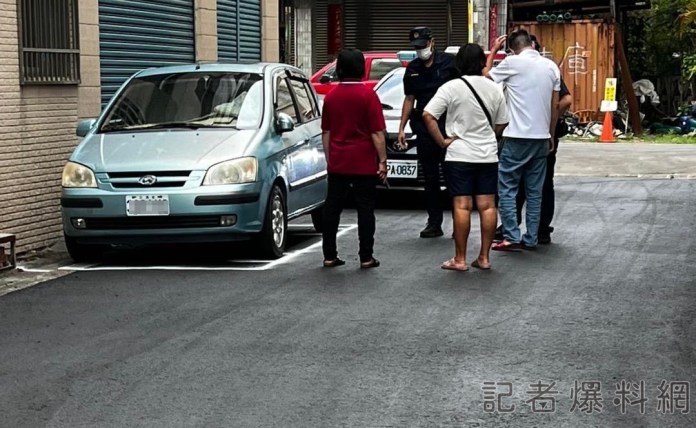 (有圖)柏油剛鋪好馬上畫車格 天才居民佔地為王? 75 358451520 6745303498827318 8499158849627201811 n 1 | 社會 社會 記者爆料網