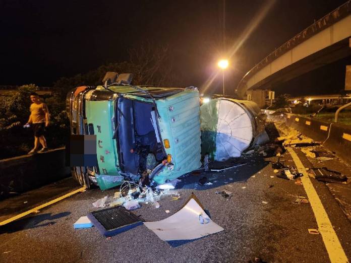 4發生曳引車翻覆事故。民眾提供 | 社會 社會 記者爆料網