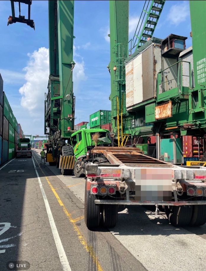 台中港碼頭工安意外! 曵引車遭天車夾擠車頭毀損 75 | 社會 社會 記者爆料網