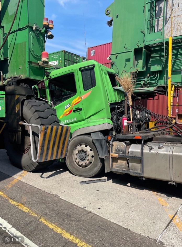 台中港碼頭工安意外! 曵引車遭天車夾擠車頭毀損 73 | 社會 社會 記者爆料網