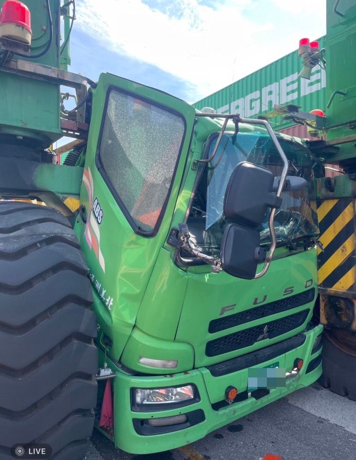 台中港碼頭工安意外! 曵引車遭天車夾擠車頭毀損 74 | 社會 社會 記者爆料網