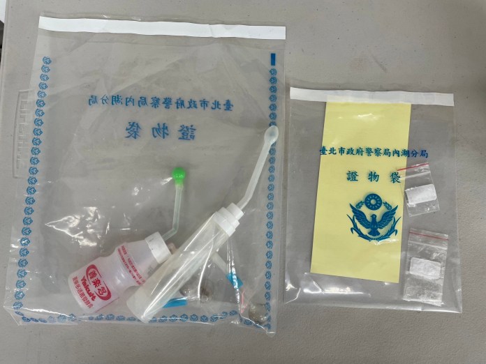 (破門片)撞門之餘不忘禮數「不好意思喔」 內湖警強勢執法逮毒蟲 73 311 12 | 社會 社會 記者爆料網