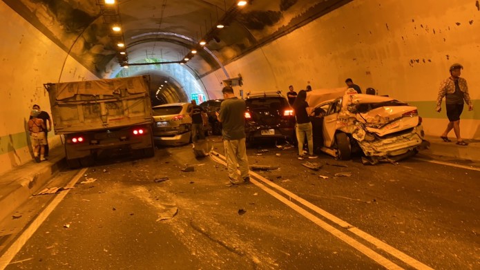 (跳浪隧道連環車禍片)花蓮跳浪隧道5車相撞交通中斷 台11線車流嚴重回堵 74 跳浪隧道。記者爆料網