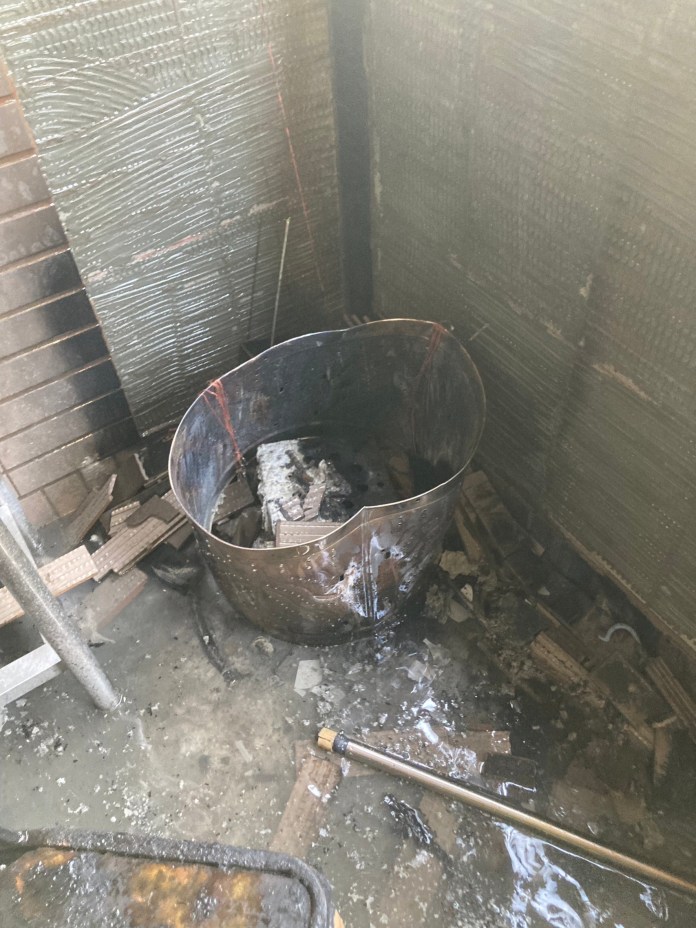 (燒後片)火警撲滅後以為燒金紙「發爐」 住戶「我的洗衣機咧?」 73 512 10 | 社會 社會 記者爆料網