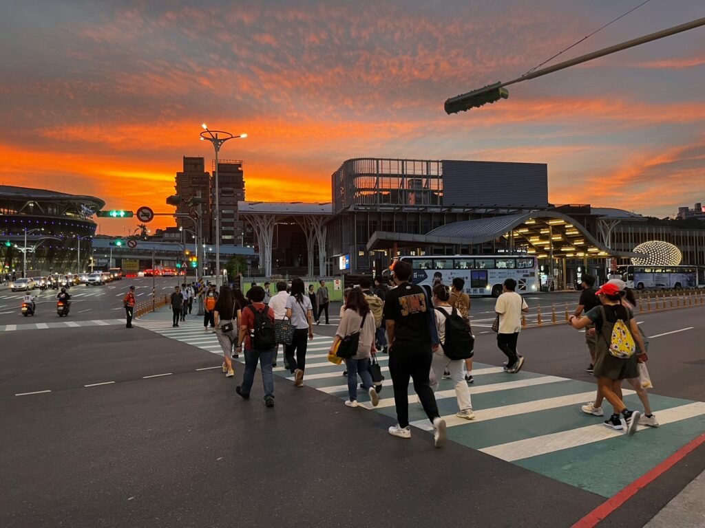 預計於在基隆國門廣場旁、Aniverse Keelung的屋頂上，打造全台最大的裸視3D弧形LED螢幕