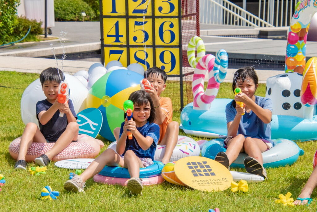 園區舉辦「夏日冰水奇園」,草坡變身沁涼冰水戰場。