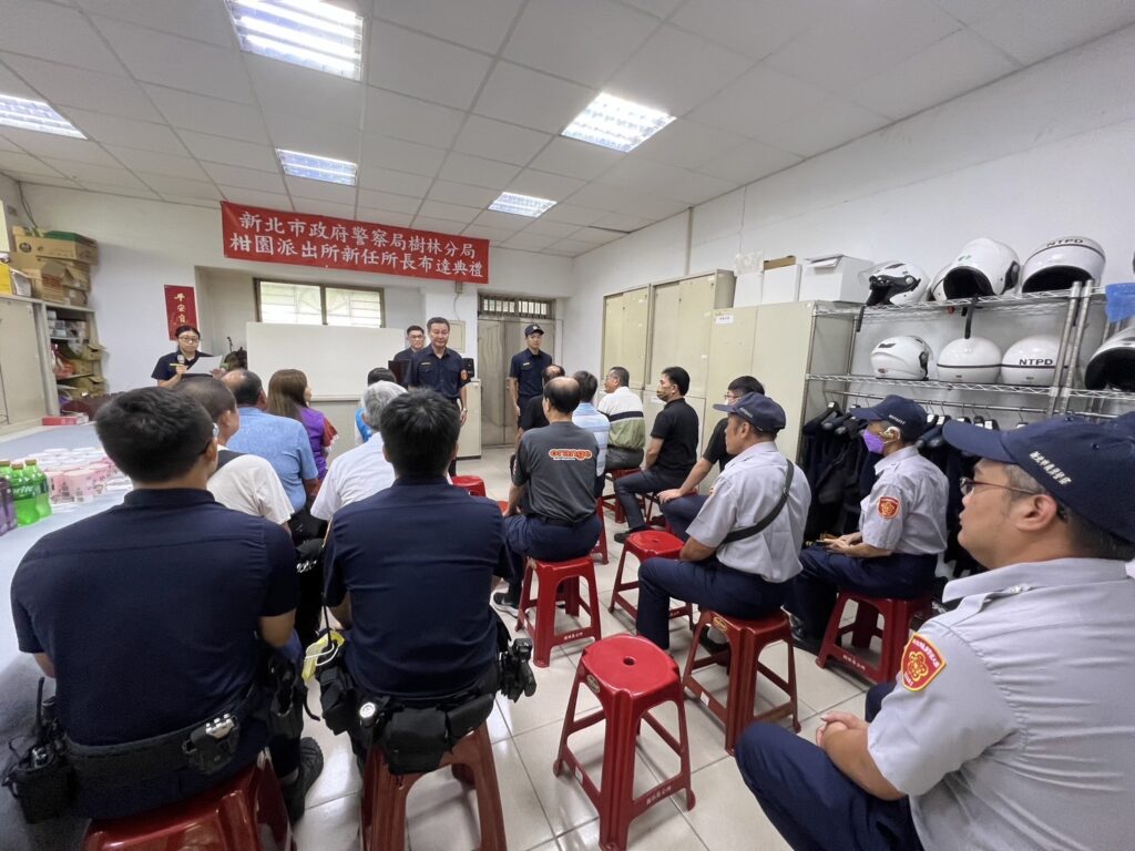 柑園派出所新任所長布達儀式,由副分局長江章宏主持