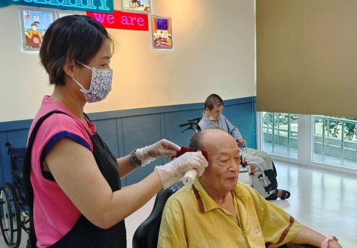 中榮埔里分院護理之家「懷舊理髮廳」開張 長輩開心換造型