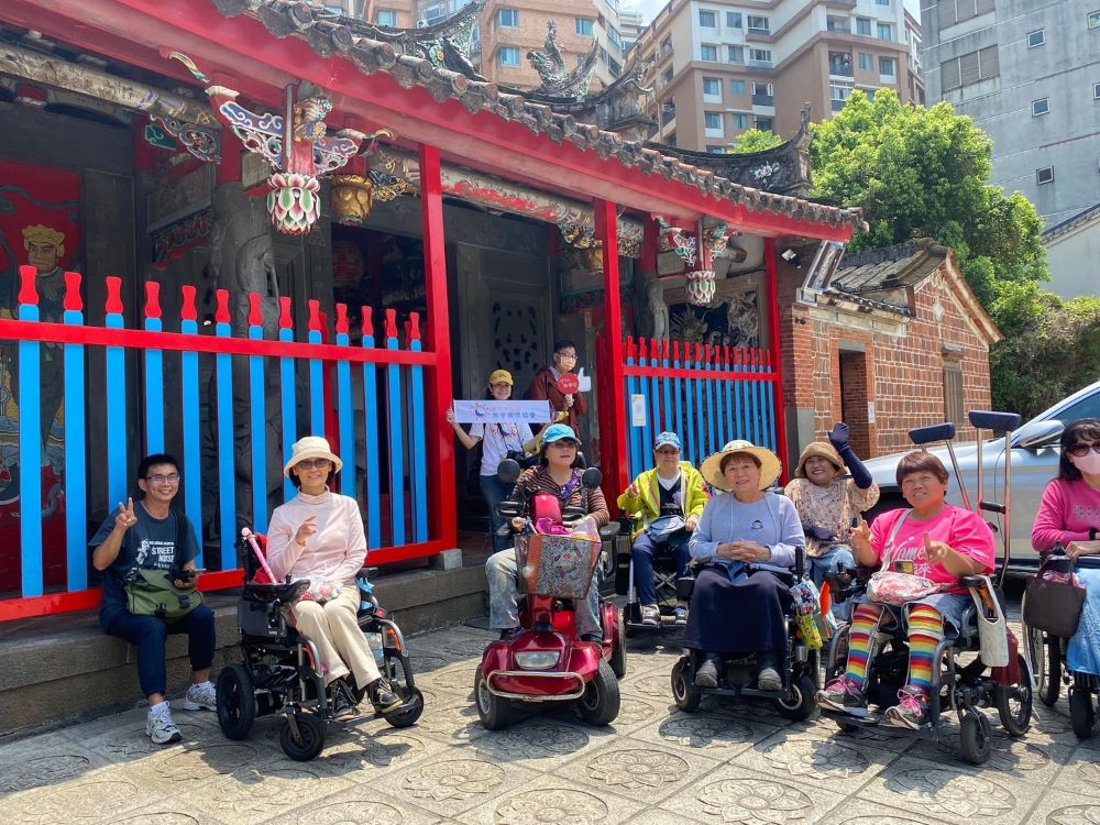 淡海輕軌與在地團體「旅學堂」推出無障礙游程。〈旅學堂提供〉