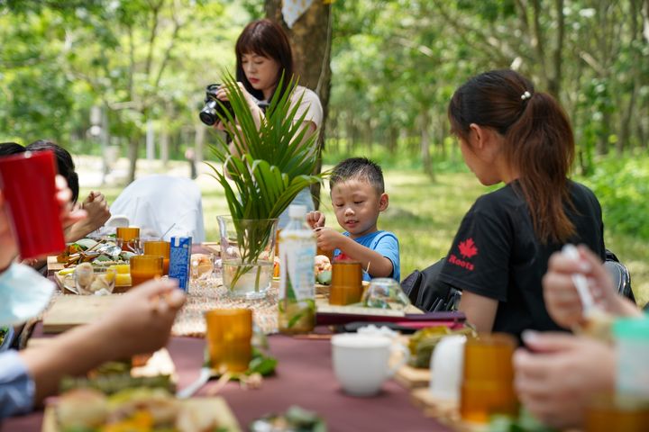 林下食堂民眾開心用餐。 圖:屏東林區管理處/提供
