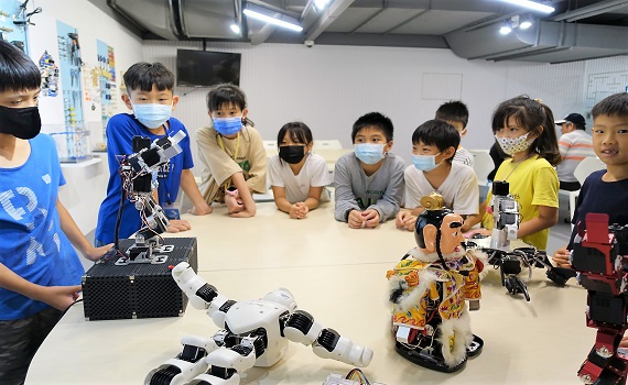 暑假「夯」機器人!青少年圖書館AI元宇宙科技體驗活動