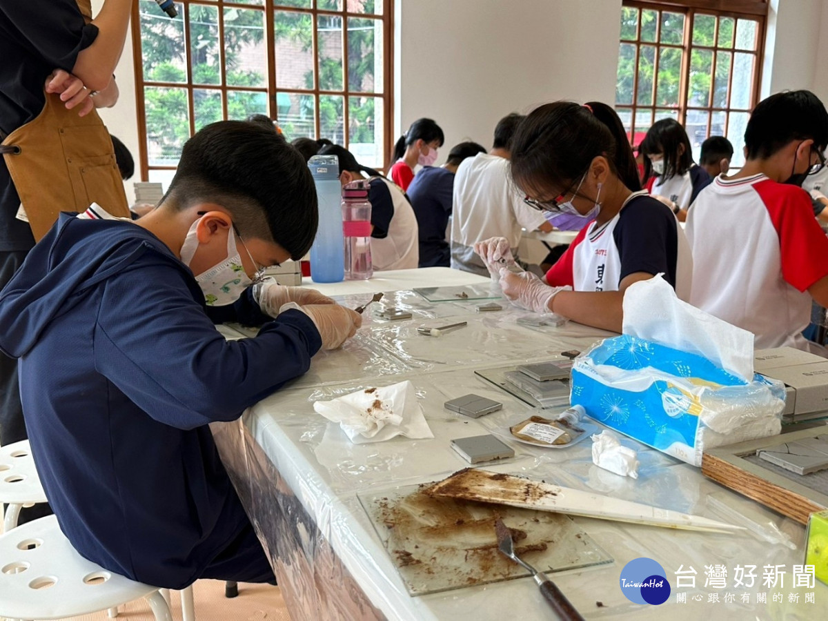 東門國民小學學生細心打磨、黏合手上的陶片