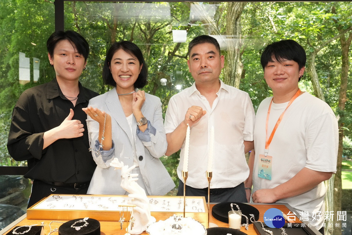 許縣長高興展示文創項鍊。(縣府提供)