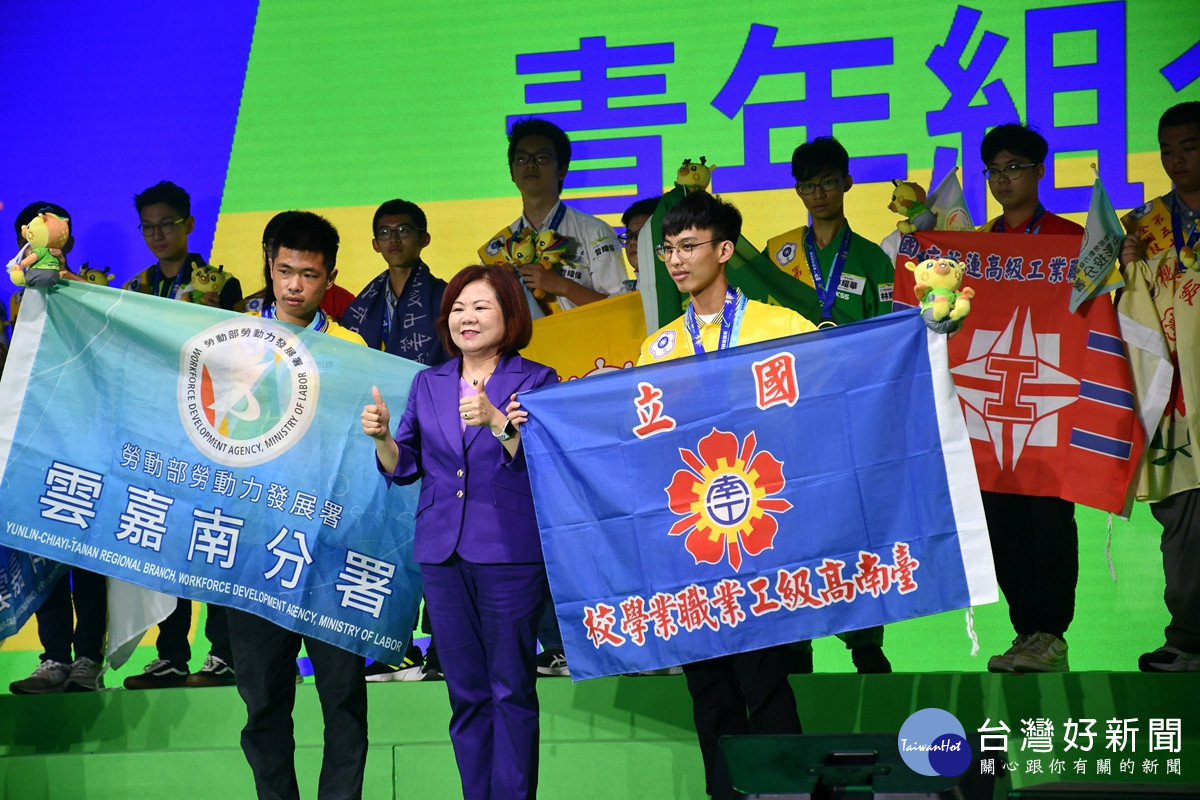 機器人職類組合李雨威(左)、陳亮均(右),雖然成軍僅短短半年,卻靠著絕佳的默契勝出