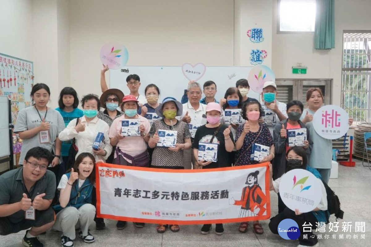 光明里林坤泉里長與志工一同致贈林聰明沙鍋魚頭給弱勢族群。<br /><br /> 