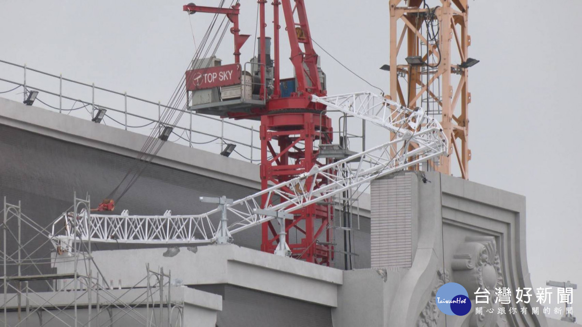 興富發文心愛悅建案頂樓殘留塔吊，中央職安署同意拆除。