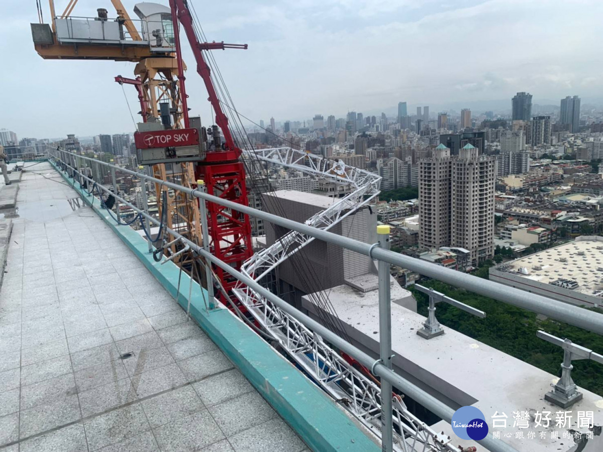 興富發文心愛悅建案頂樓殘留塔吊,中央職安署終於同意拆除。