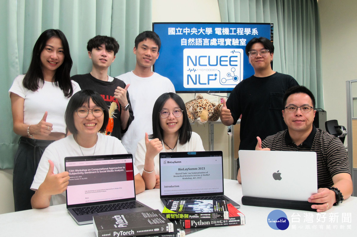 中央大學電機系團隊在多項國際競賽榮獲佳績，前排依序為中央大學電機系博士生林孜彌（左）和陳昭沂（中）以及指導老師李龍豪副教授(右)。