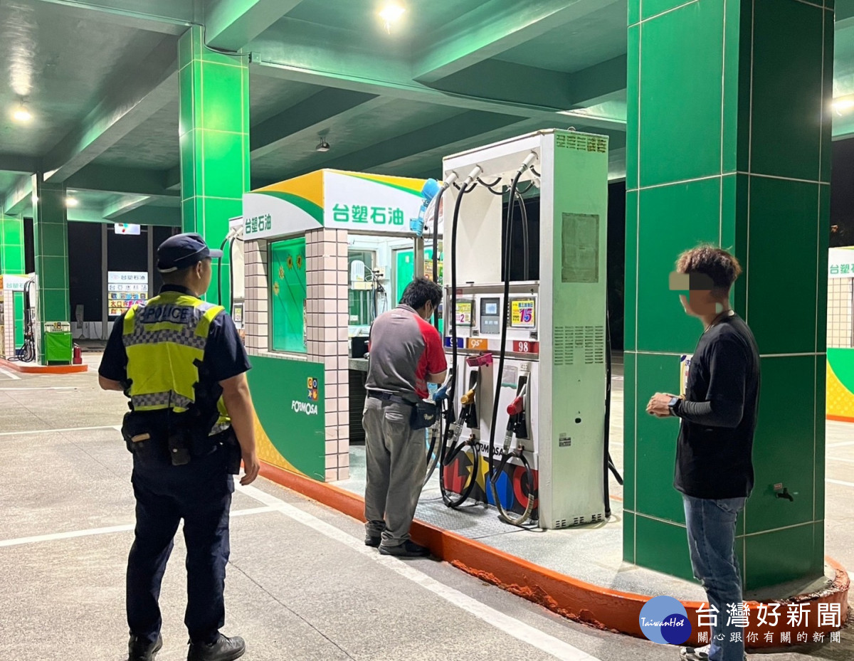 員警載著其中一名騎士到6公里外的加油站購油/警方提供