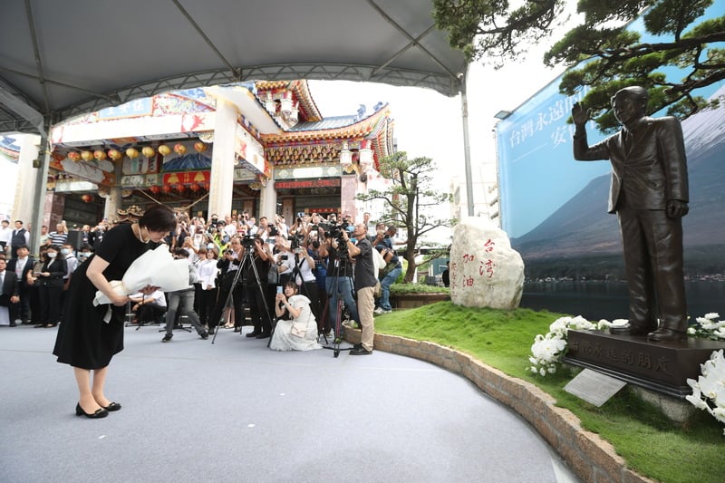 日本前首相安倍晉三的遺孀安倍昭惠訪台,對安倍晉三銅像獻花致意。中央社