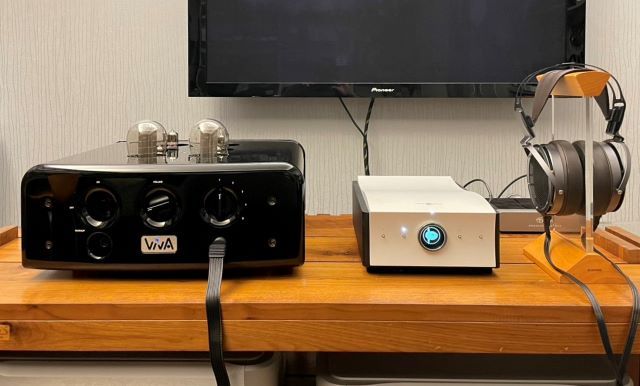 家用耳機系統連接訊源和家用擴大機,搭配耳罩式耳機。.jpg