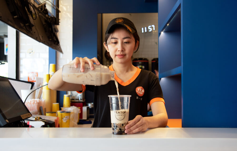 台灣大缺工潮!TEA TOP第一味引進「神器」 省人力還賺15萬