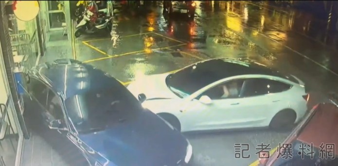 (狠撞片)疑感情糾紛!妻搭友人車停超商前聊天 人夫氣炸開特斯拉狠撞BMW 72 1689648398747 | 社會 社會 記者爆料網
