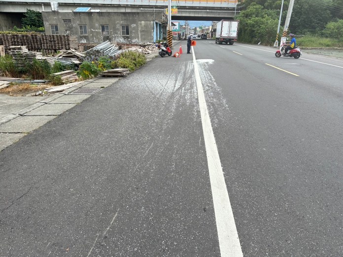 白米掉落闖禍!苗栗大貨車掉落6包白米散落路面 害女騎士摔倒受傷 70 130縣道散落的白米約有50公尺長。民眾提供 | 社會 社會 記者爆料網