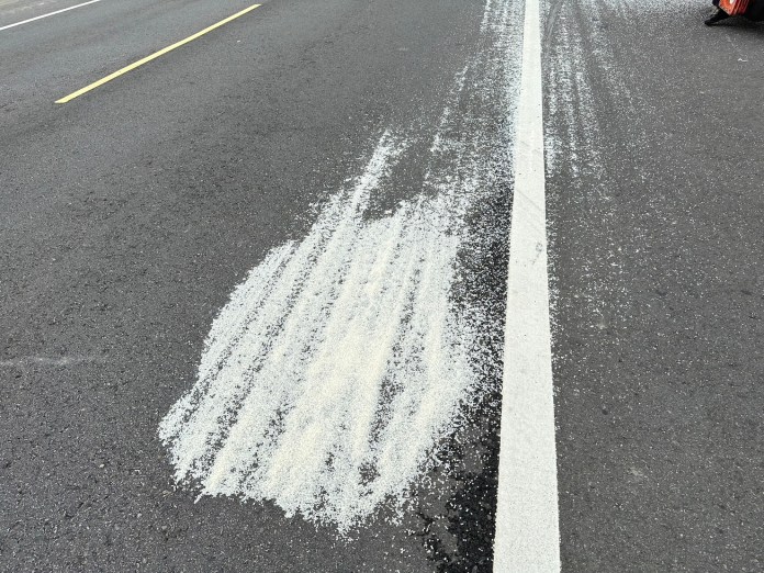 白米掉落闖禍!苗栗大貨車掉落6包白米散落路面 害女騎士摔倒受傷 71 | 社會 社會 記者爆料網