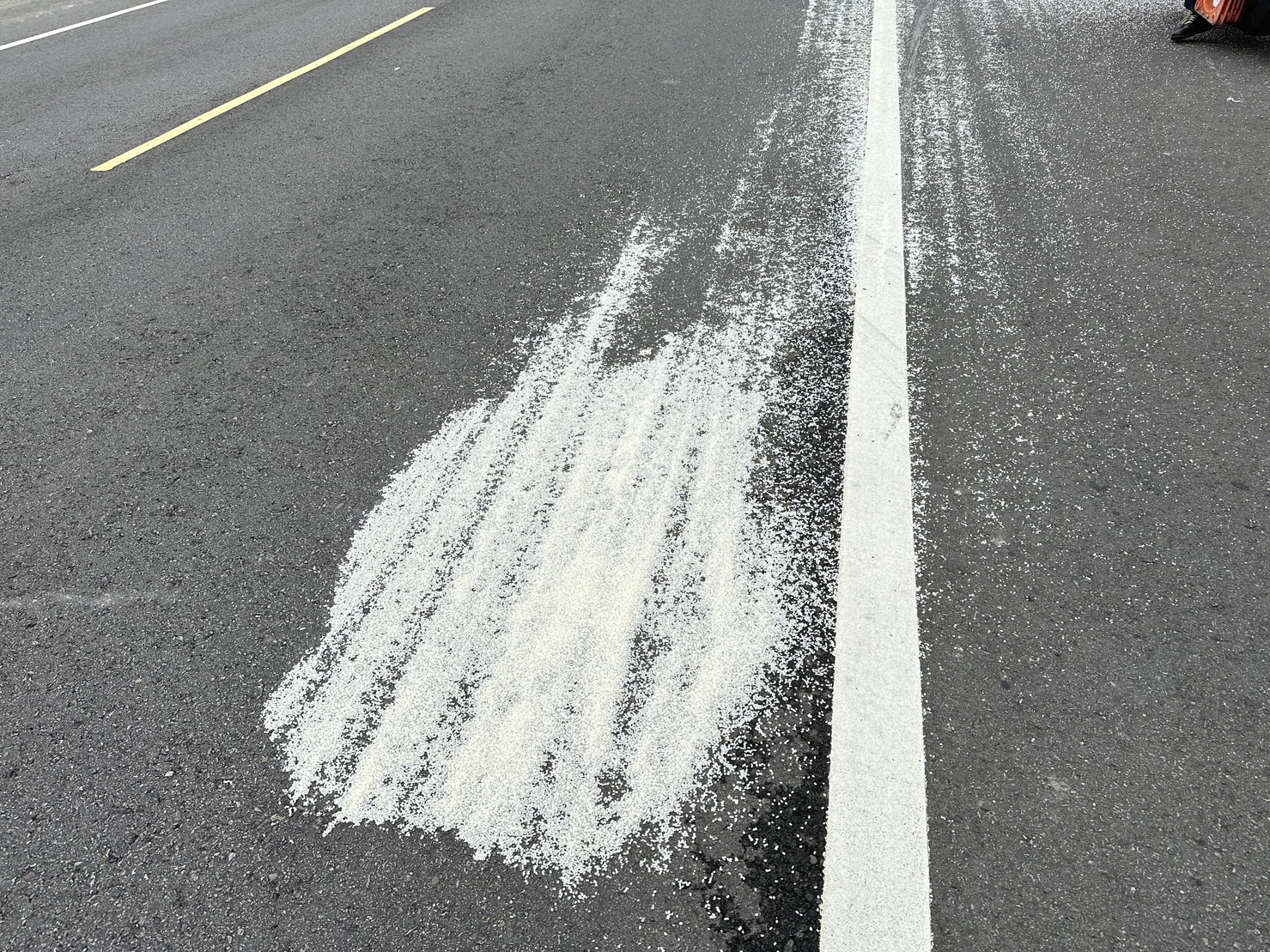 白米掉落闖禍！苗栗大貨車掉落6包白米散落路面 害女騎士摔倒受傷