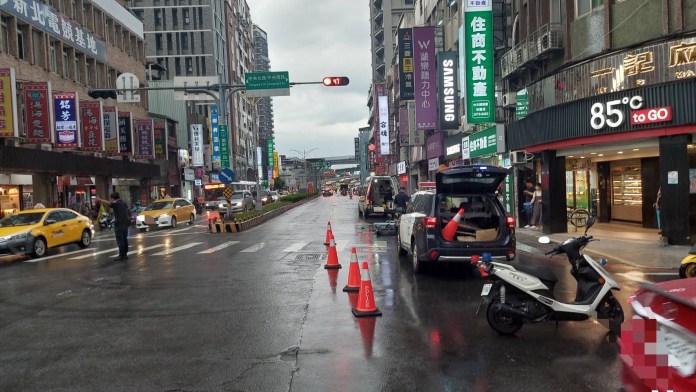 (送醫片)三重機車騎士疑被迴轉車嚇到自摔 滑行撞上小客車送醫不治 72 311 13 | 社會 社會 記者爆料網