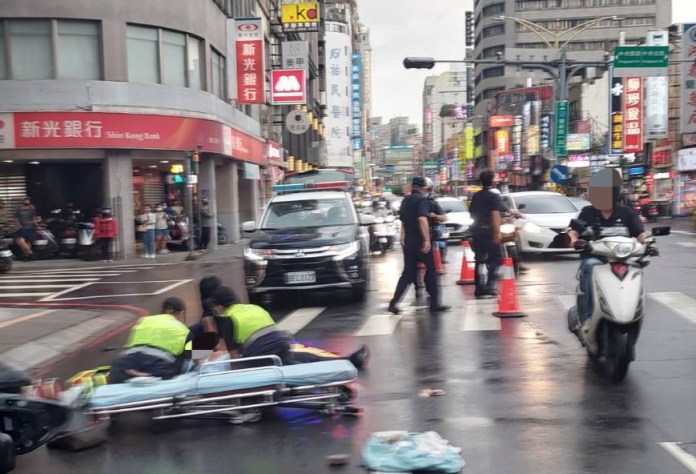 (送醫片)三重機車騎士疑被迴轉車嚇到自摔 滑行撞上小客車送醫不治 73 313 3 | 社會 社會 記者爆料網