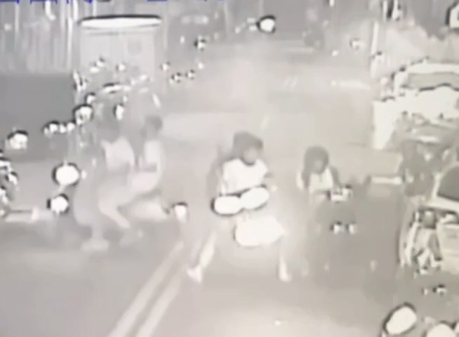 (鬧事片)三重男向債主燃放鞭炮示威 腳底抹油來不及溜遭逮回痛毆 103 414 2 | 社會 社會 記者爆料網