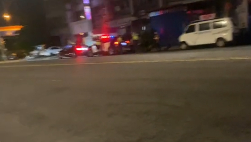 1輛自小客車後方，數名員警圍著該車喝令：「開門」、「下車」。翻攝抖音 | 社會 社會 記者爆料網