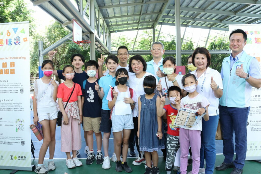 市長與參與定向越野的學生合影