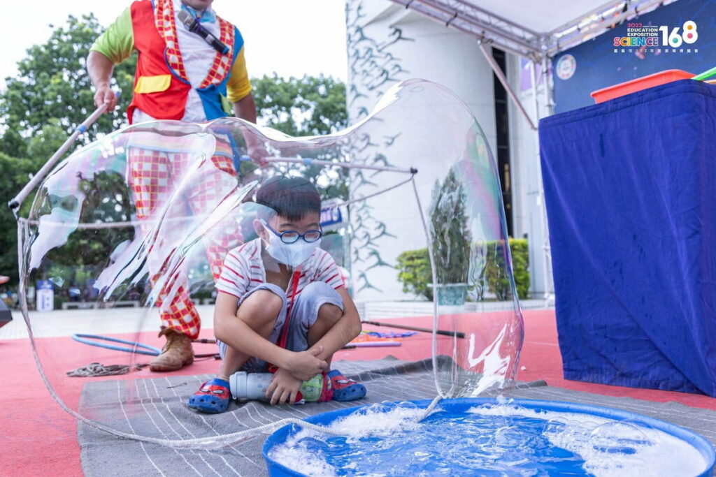 泡泡達人秀 大人小孩玩得不亦樂乎