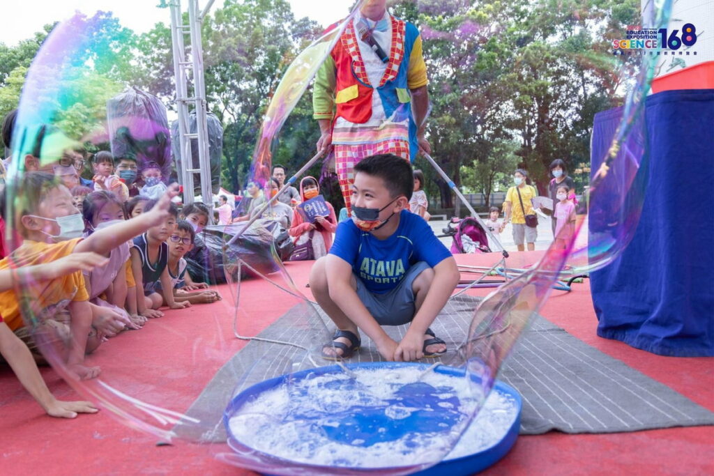 泡泡達人秀 大人小孩玩得不亦樂乎