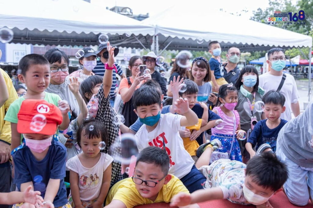 泡泡達人秀 大人小孩玩得不亦樂乎