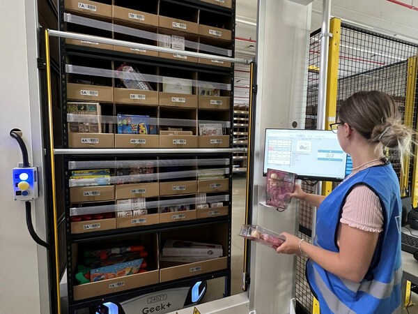 Geek+ collaborates with Rhenus Logistics to bolster digitalization and optimize the end-to-end value chain, leveraging its expertise in AMR technology.