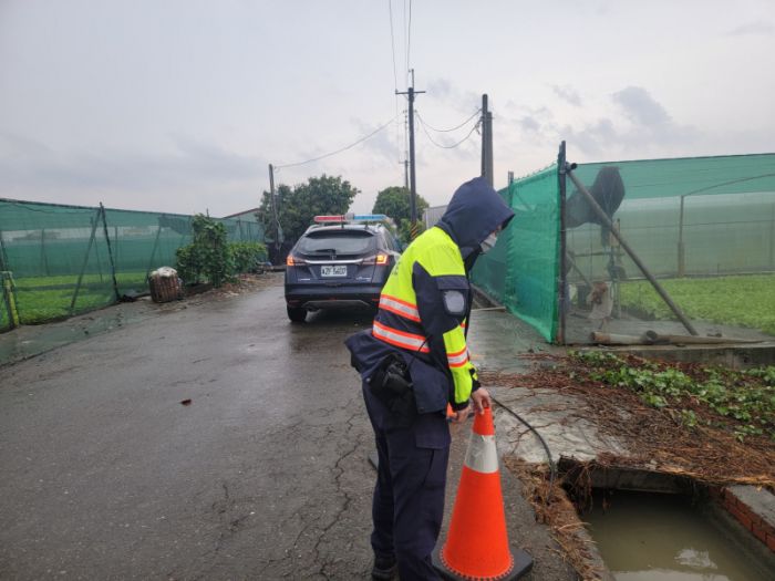 強降雨導致電線掉落 吳厝警到場警戒