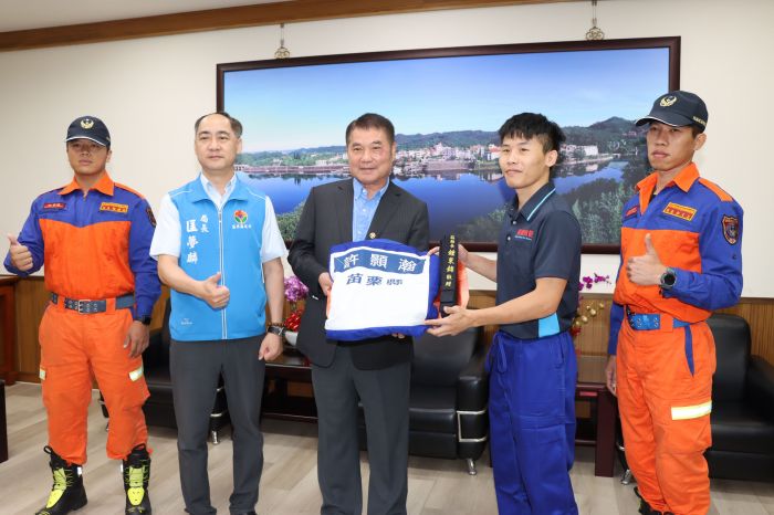世界警政消防運動會 鍾東錦贈選手許顥瀚柔道服祝旗開得勝
