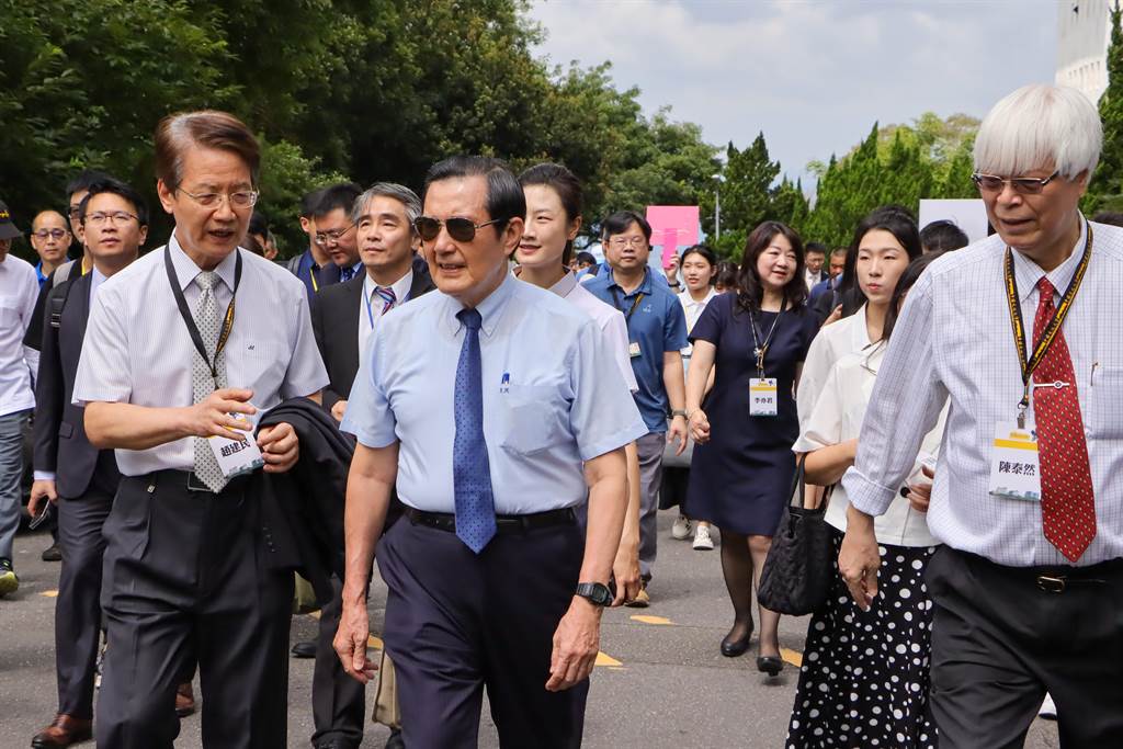 ▲前總統馬英九與陸生團18日到文化大學交流,文化大學董事長陳泰然(右)、文化大學社科院院長趙建民(左)等出面接待。(翻攝自網路)