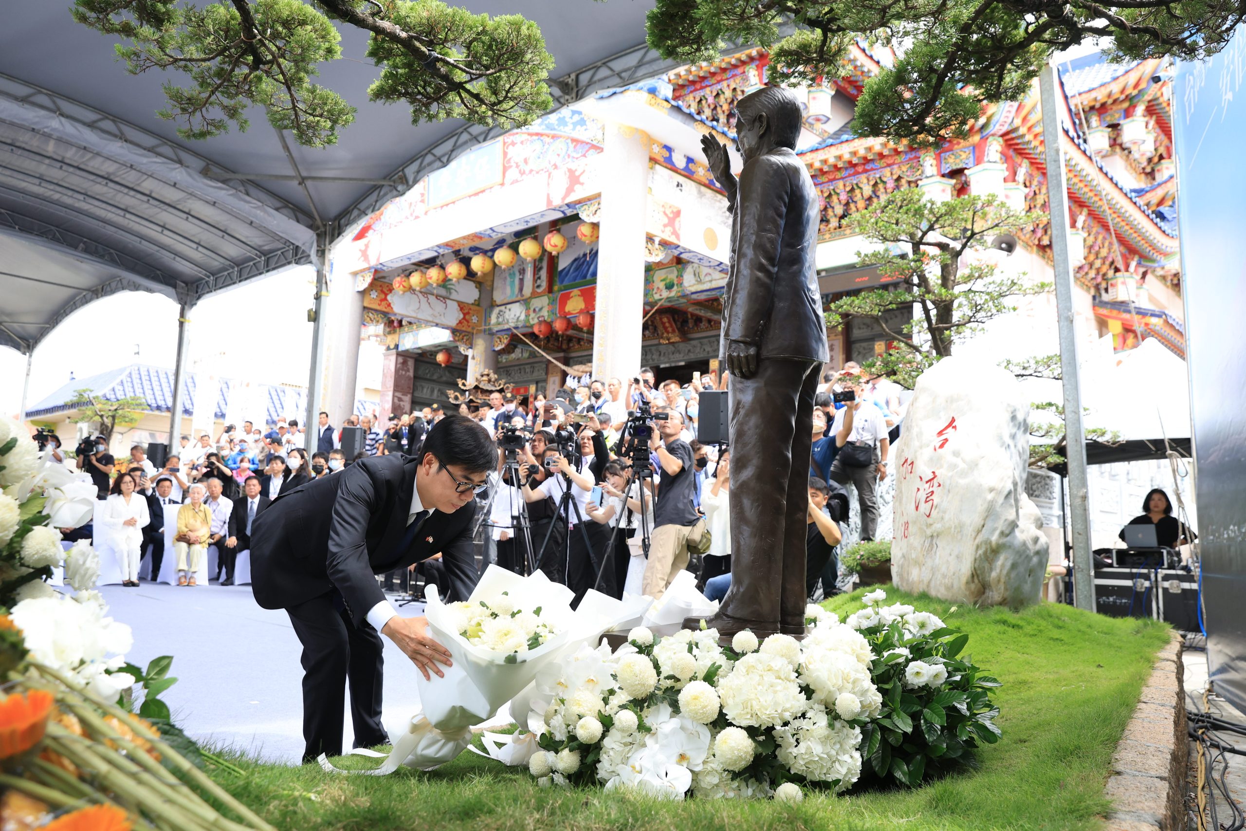 陪同安倍昭惠夫人訪問高雄 向安倍晉三銅像獻花 陳其邁感念安倍是「台灣最好的朋友」