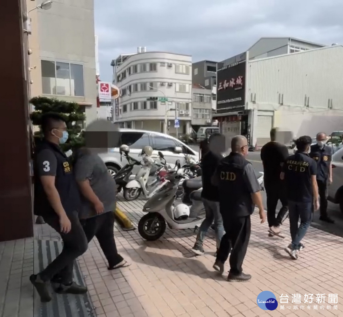 南投分局逮獲8名涉嫌暴力討債成員移送地檢署偵辦。（南投分局提供）