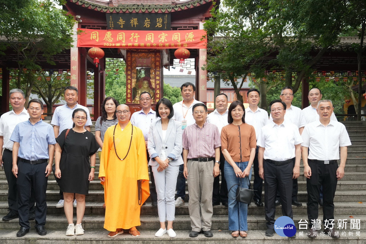 許縣長與多位議員參訪碧岩禪寺。(縣府提供)