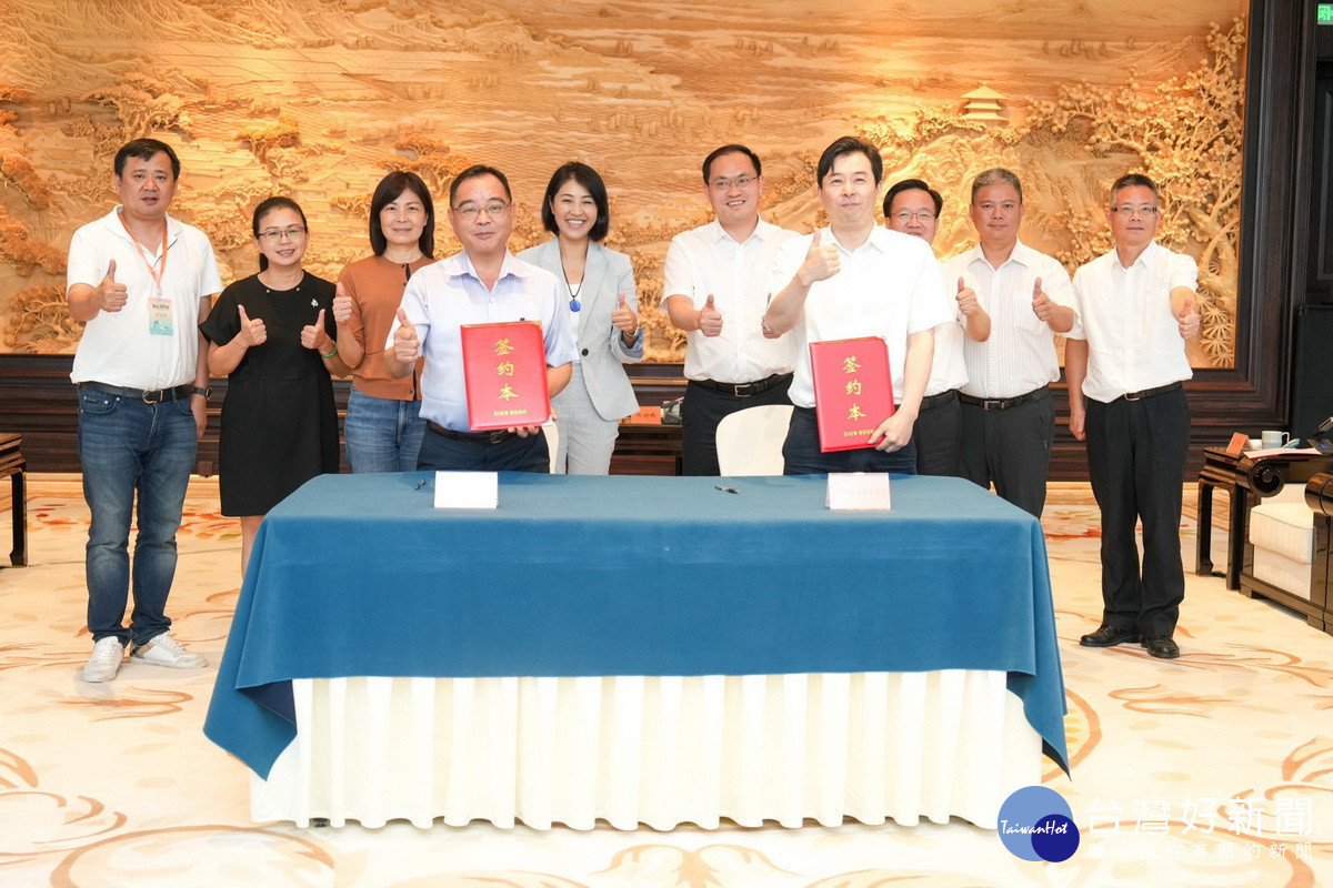 曾明瑞代表與浙江省農合聯執委會簽農業採購約。(縣府提供)