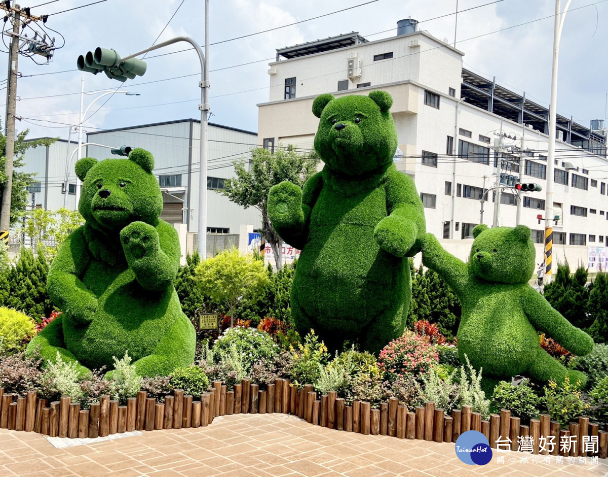 KHTOY玩偶旗艦館大門口設有獨家恐龍造景及超大型親子熊綠化植栽/林詩涵攝影